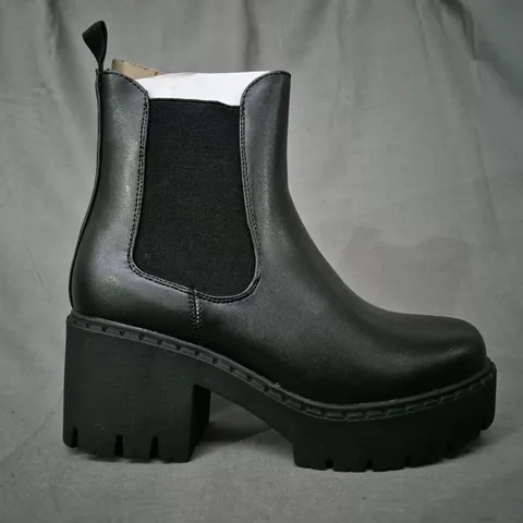 BOXED PAIR OF KOI ORSON SWITCH CHELSEA BOOTS IN BLACK UK SIZE 3