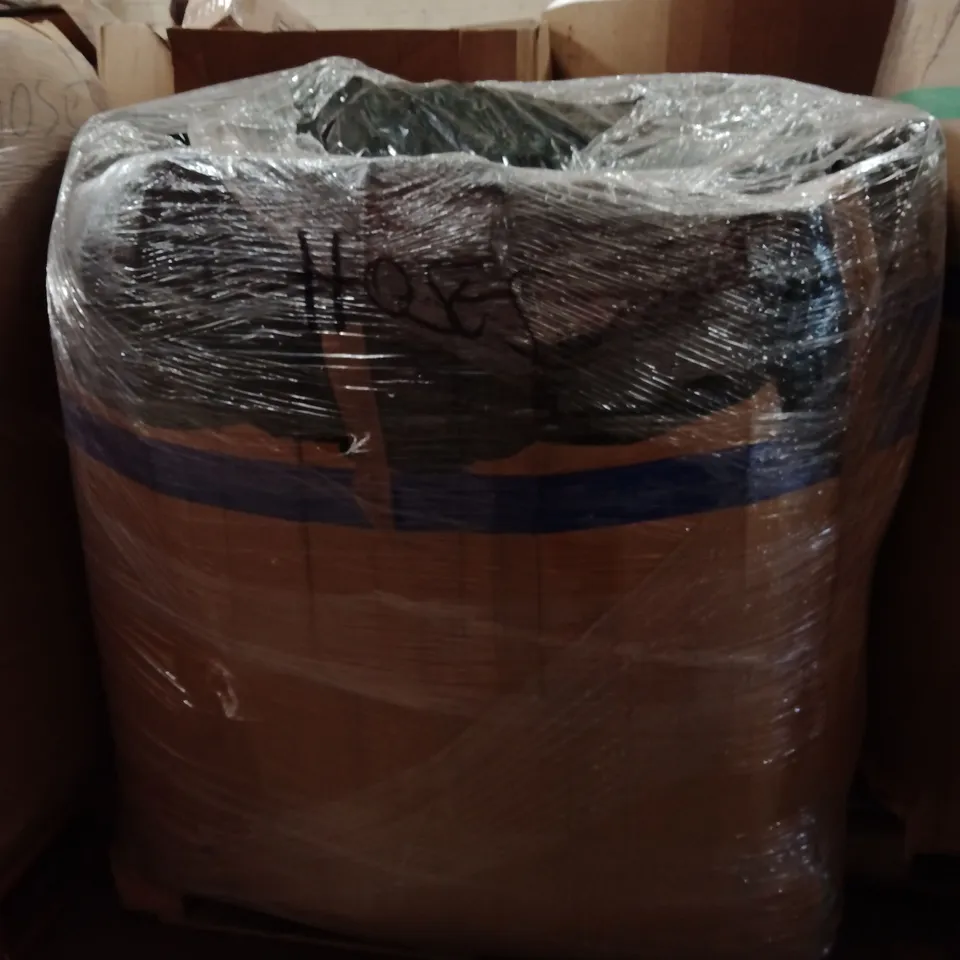 PALLET CONTAINING A LARGE QUANTITY OF HOSES