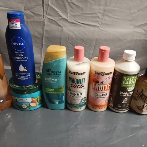 APPROXIMATELY 15 ASSORTED HEALTH & BEAUTY PRODUCTS TO INCLUDE NIVEA, SOAP & GLORY AND HEAD AND SHOULDERS