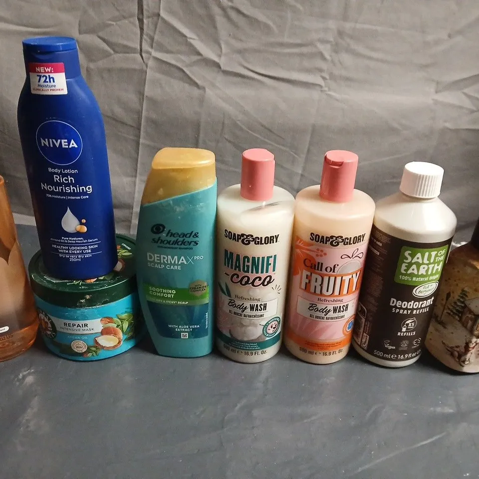 APPROXIMATELY 15 ASSORTED HEALTH & BEAUTY PRODUCTS TO INCLUDE NIVEA, SOAP & GLORY AND HEAD AND SHOULDERS