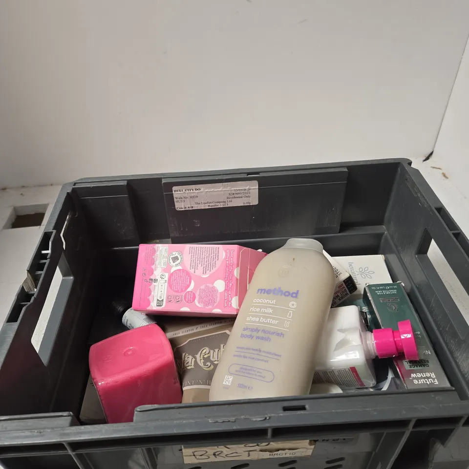 TOTE OF APPROXIMATELY 10 ASSORTED ITEMS INCLUDING METHOD BODY WASH, SUNDAY RAIN BODY LOTION AND BUBBLE T BUBBLE BATH