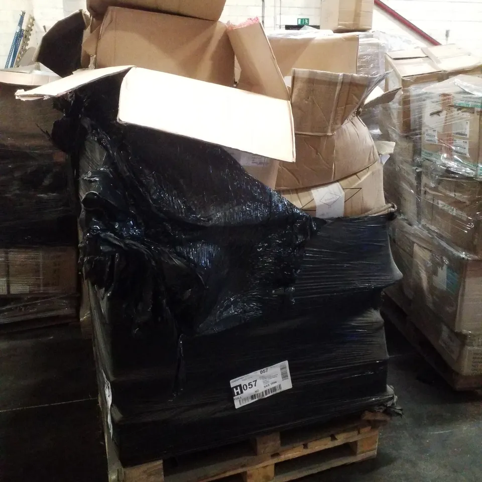 PALLET CONTAINING LARGE QUANTITY OF AC ADAPTERS