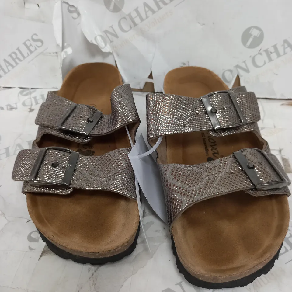 BOXED PAIR OF BONOVA 2 STRAP SANDALS IN TEXTURED METALLIC SILVER COLOUR SIZE 5