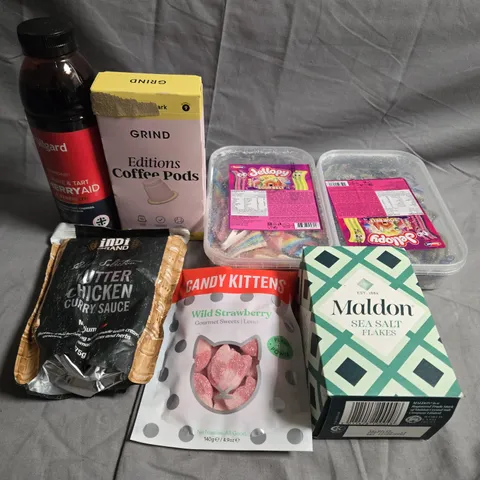 APPROXIMATELY 5 ASSORTED FOOD &DRINK ITEMS TO INCLUDE SWEETS, CURRY SAUCE AND SEA SALT FLAKES - COLLECTION ONLY