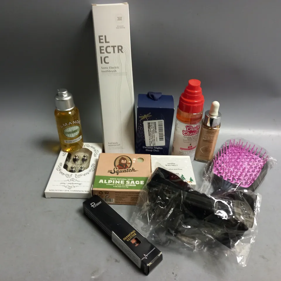 APPROXIMATELY 30 ASSORTED HEALTH AND BEAUTY PRODUCTS TO INCLUDE NEAL'S YARD DREAMY NIGHTS SLEEP DUO, OUI CHERIE HYDRATING DUAL-PHASE SETTING MIST, LOREAL PLUMPING TINTED SERUM, 