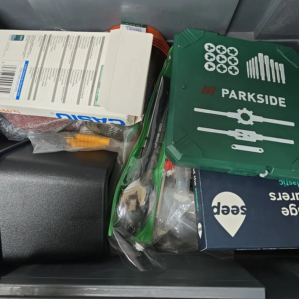 APPROXIMATELY 12 ASSORTED HOUSEHOLD ITEMS TO INCLUDE ECO SPONGE SCOURERS, CASIO FX-991EX, WILLOW BRANCH DECOR PIECES, ETC