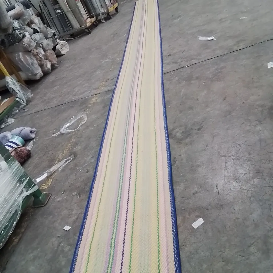 QUALITY DESIGNER AREA RUG - APPROXIMATELY 790X60CM