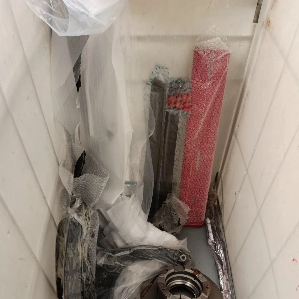 LOT OF APPROXIMATELY 18 ASSORTED AUTO ITEMS TO INCLUDE CAR MATS DEPO AUTOLAMP AND TRIM PIECES