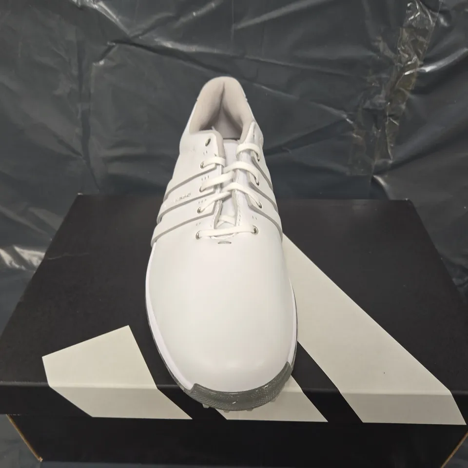 BOXED PAIR OF ADIDAS MENS TOUR360 25 SL TRAINERS IN WHITE - UK 10