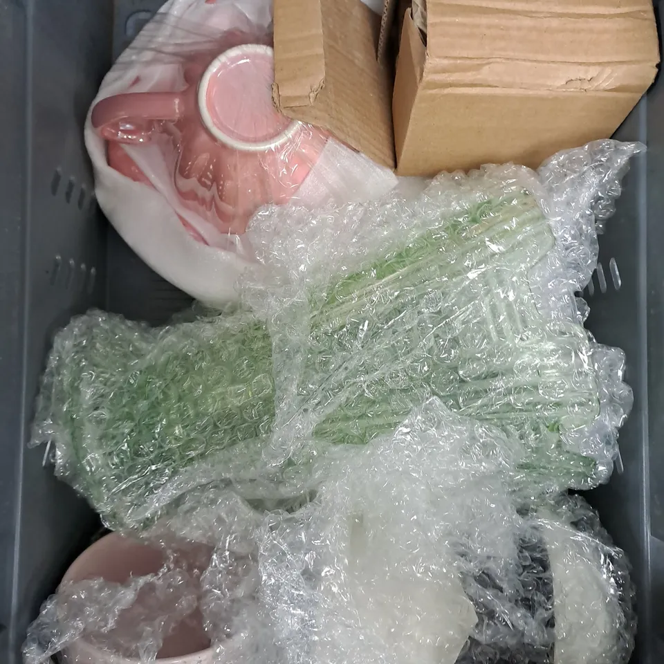 APPROXIMATELY 10 ASSORTED HOUSEHOLD ITEMS TO INCLUDE CANDLE HOLDER, TEA POT, MUGS ETC 