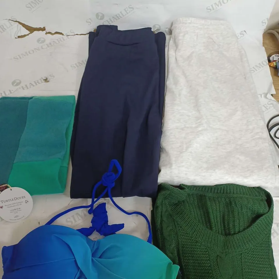 BOX OF APPROXIMATELY 22 ASSORTED CLOTHING ITEMS TO INCLUDE - NECK WARMER , TROUSERS , JUMPER ETC