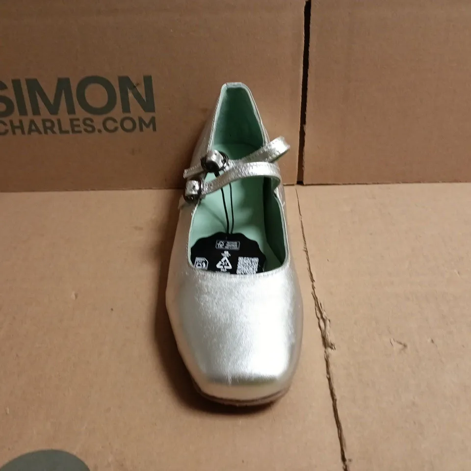 BOXED PAIR OF JOANIE CLOSED TOE LOW BLOCK HEEL SHOES IN METALLIC SILVER SIZE UK 6