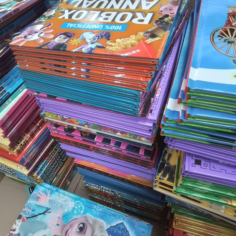 LARGE QUANTITY OF ASSORTED 2024 ANNUALS TO INCLUDE FORTNIGHT,  FROZEN, ROBLIX AND COCOMELON