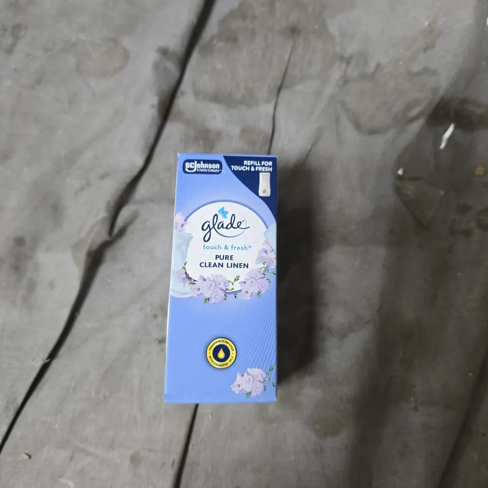 APPROXIMATELY 18 ASSORTED AEROSOLS INCLUDING CARPLAN DE ICER , RITUALS ANTI PERSPIRANT SPRAY AND GLADE TOUCH & FRESH 