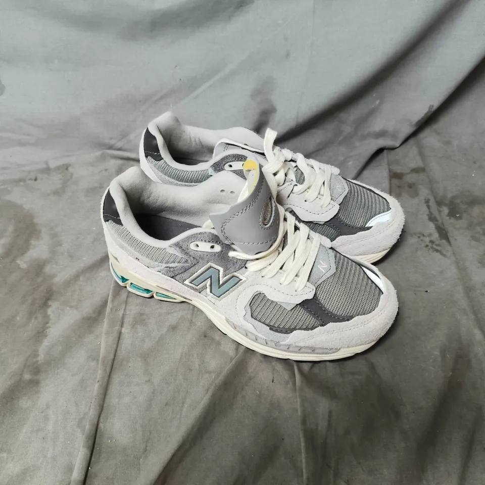 UNBOXED NEW BALANCE SNEAKERS – GREY MESH AND SUEDE RUNNING SHOES. UK SIZE 5