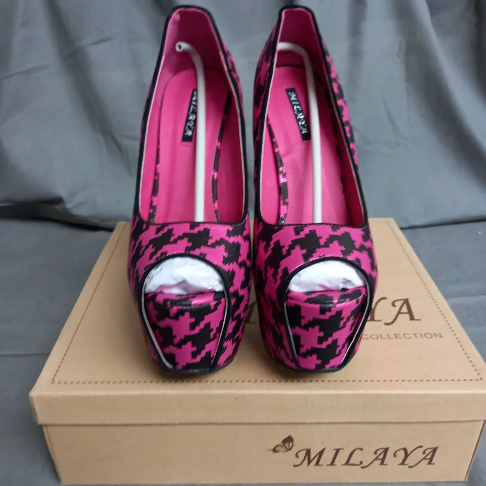 APPROXIMATELY 12 PAIRS OF WOMENS PINK PATTERN HIGH HEEL SHOES IN VARIOUS SIZES