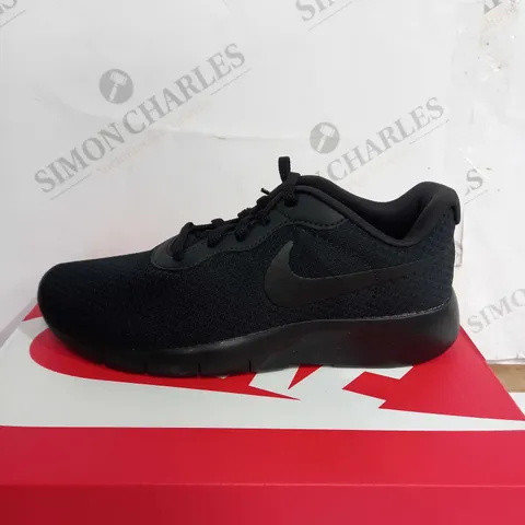 BOXED NIKE TANJUN EASYON TRAINERS, BLACK - SIZE 4