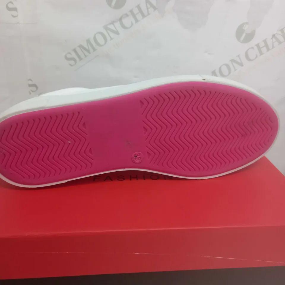 BOXED PAIR OF RUTH LANGSFORD ZIP TRAINERS IN WHITE/PINK - SIZE 5