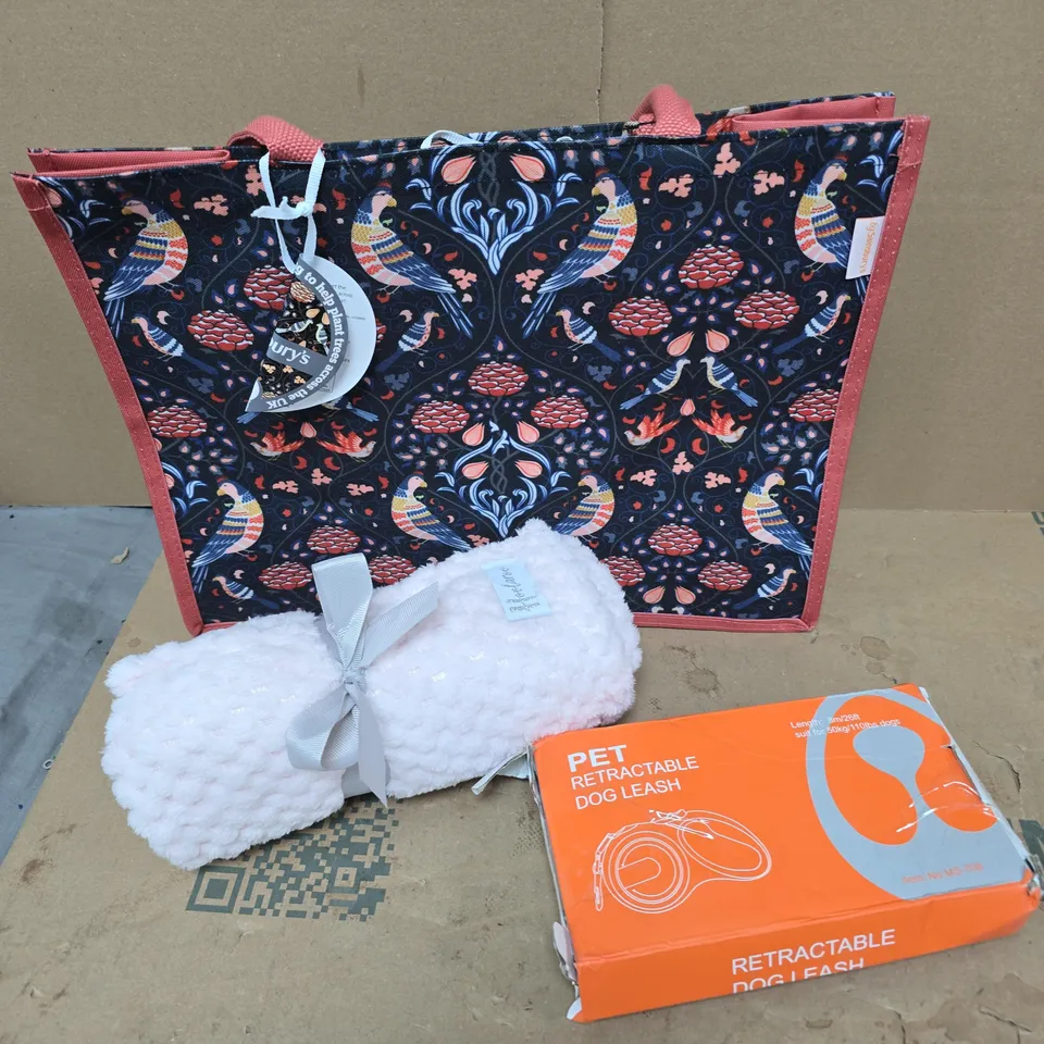 APPROXIMATELY 15 ASSORTED HOUSEHOLD PRODUCTS TO INCLUDE SHOPPING BAG, THROW, DOG LEAD ETC 