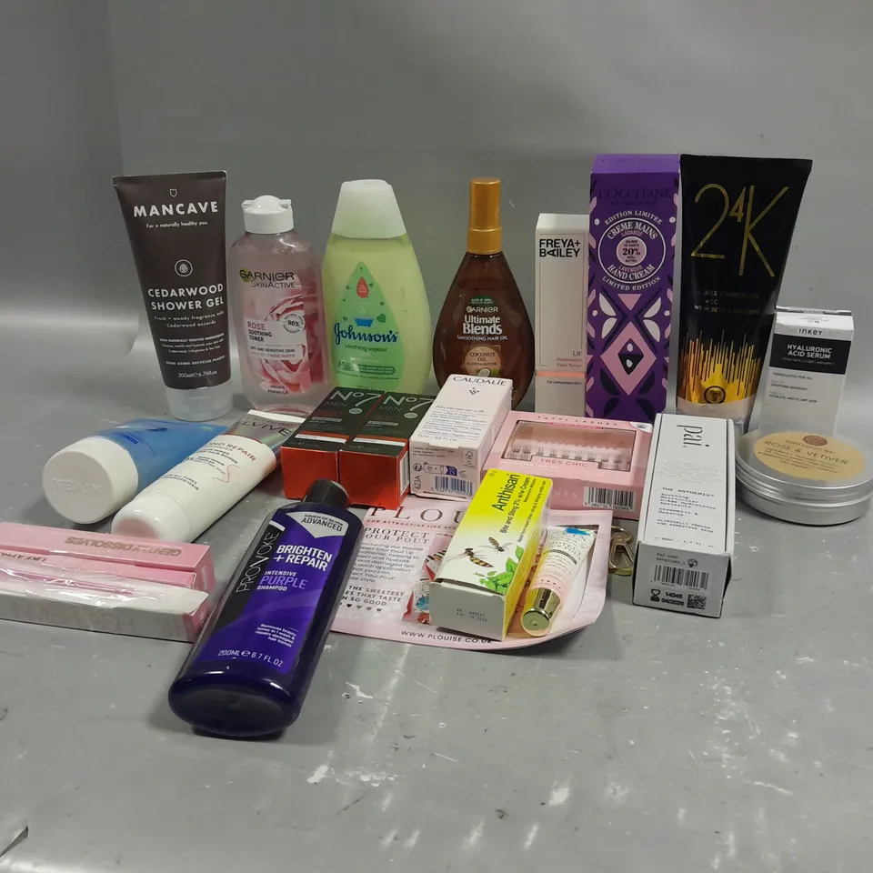 BOX OF APPROXIMATELY 15 ASSORTED COSMETIC ITEMS TO INCLUDE- SHOWER GEL - HYALURONIC ACID SERUM - GARNIER HAIR OIL, ETC.