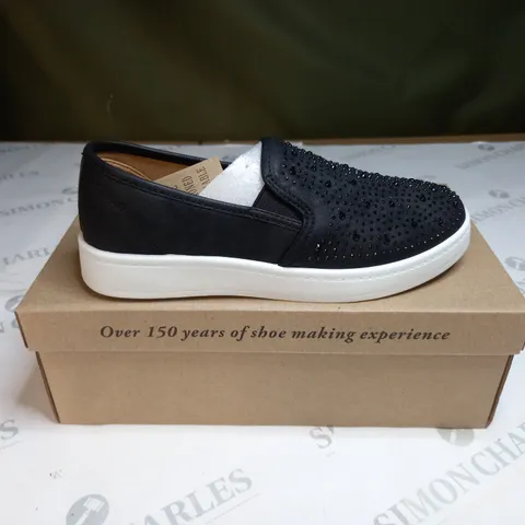 CUSHION-WALK DIAMAND TRAINERS SIZE 4