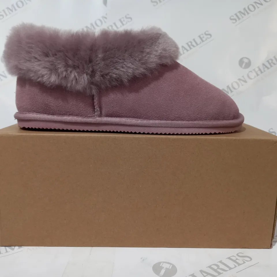 BOXED PAIR OF DESIGNER SHEEPSKIN SLIPPERS IN BLUSH SIZE UNSPECIFIED