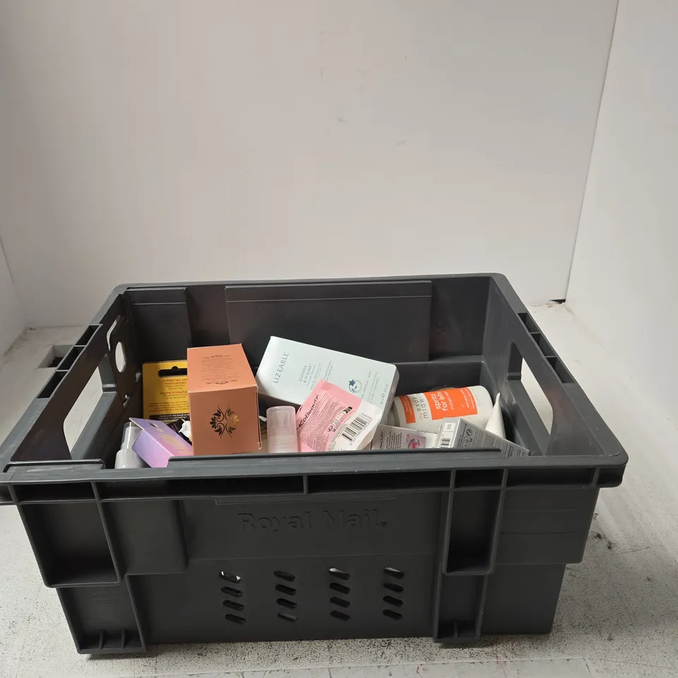 APPROXIMATELY 30 ASSORTED BEAUTY PRODUCTS INCLUDING GROW GORGEOUS ROOT STIMULATING PRIMER, LIZ EARLE CLEANSE & POLISH START KIT AND IT BYE BYE PROSE PRESSED POWDER
