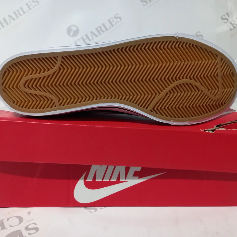 BOXED PAIR OF NIKE COURT LEGACY SHOES IN BLACK/WHITE UK SIZE 4