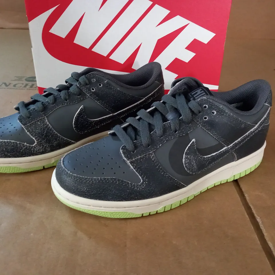 PAIR OF NIKE DUNK LOW SE TRAINERS IN GREY - UK 4.5