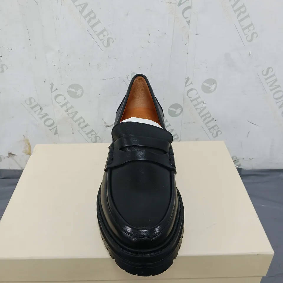 BOXED PAIR OF SUZANE ALBANE MOCASSINS LEATHER LOAFERS SIZE 5