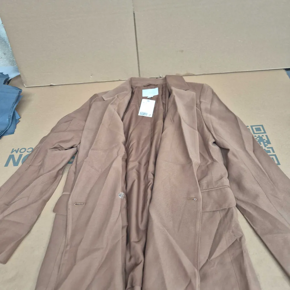 BOX OF APPROXIMATELY 25 ASSORTED CLOTHING ITEMS TO INCLUDE: H&M BLAZER