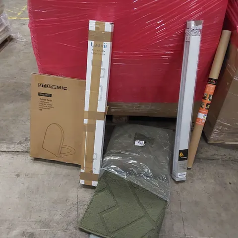 PALLET OF ASSORTED ITEMS INCLUDING: DESERT TERRARIUM LIGHT, RUG, RETRACTABLE SAFETY GATE, TOILET SEAT, ROLLER BLINDS 