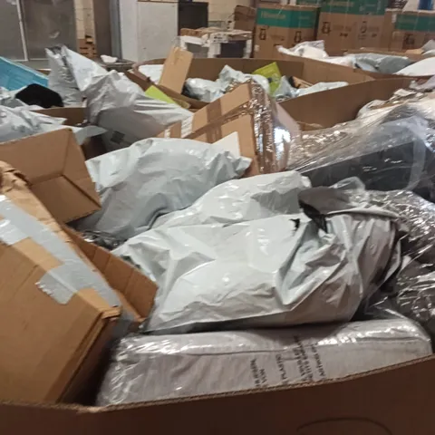 PALLET CONTAINING A LARGE QUANTITY OF PILLOWS
