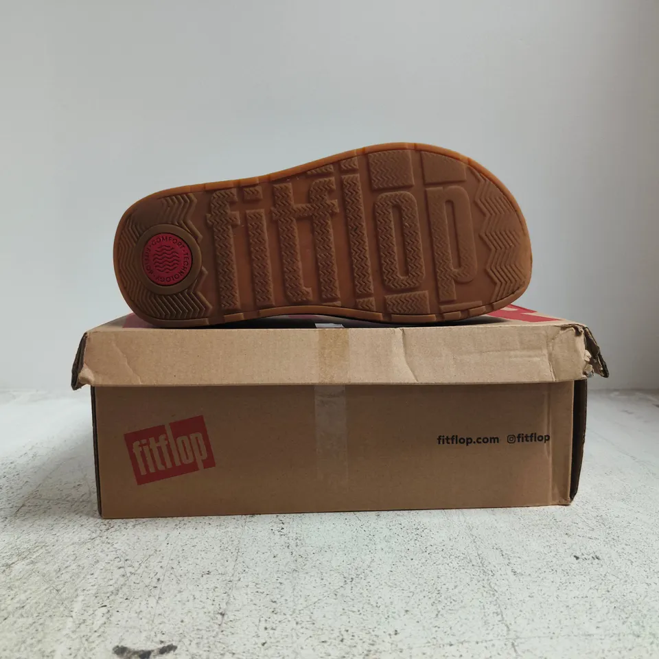 BOXED PAIR OF FITFOP GEN-FF MAX BUCKLE LEATHER/CORK BACK-STRAP SANDALS IN METALLIC GOLD SIZE UK 4