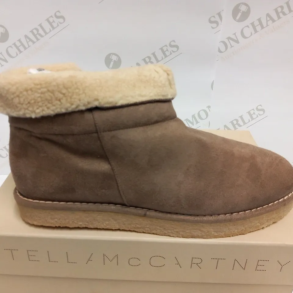 BOXED PAIR OF STELLA MCCARTNEY KICKAPOO LOW BOOT PEBBLE SIZE 40