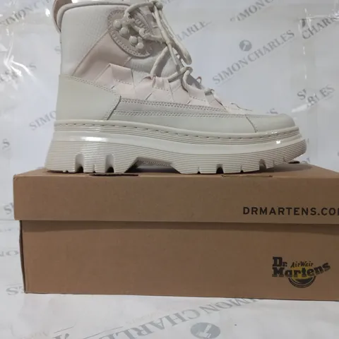 BOXED PAIR OF DR MARTENS BOURY ANKLE BOOTS IN BONE COLOUR UK SIZE 7