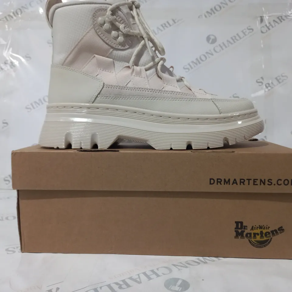 BOXED PAIR OF DR MARTENS BOURY ANKLE BOOTS IN BONE COLOUR UK SIZE 7