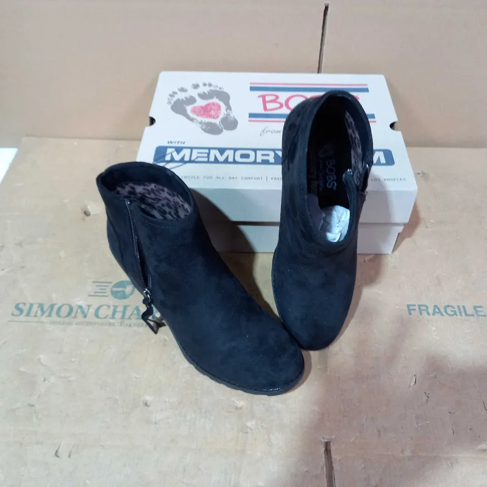 BOXED PAIR OF SKECHERS - SIZE 6.5
