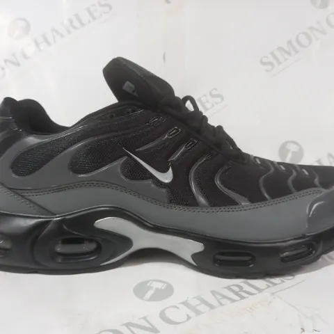 BOXED PAIR OF NIKE AIR SHOES IN BLACK/GREY UK SIZE 8.5