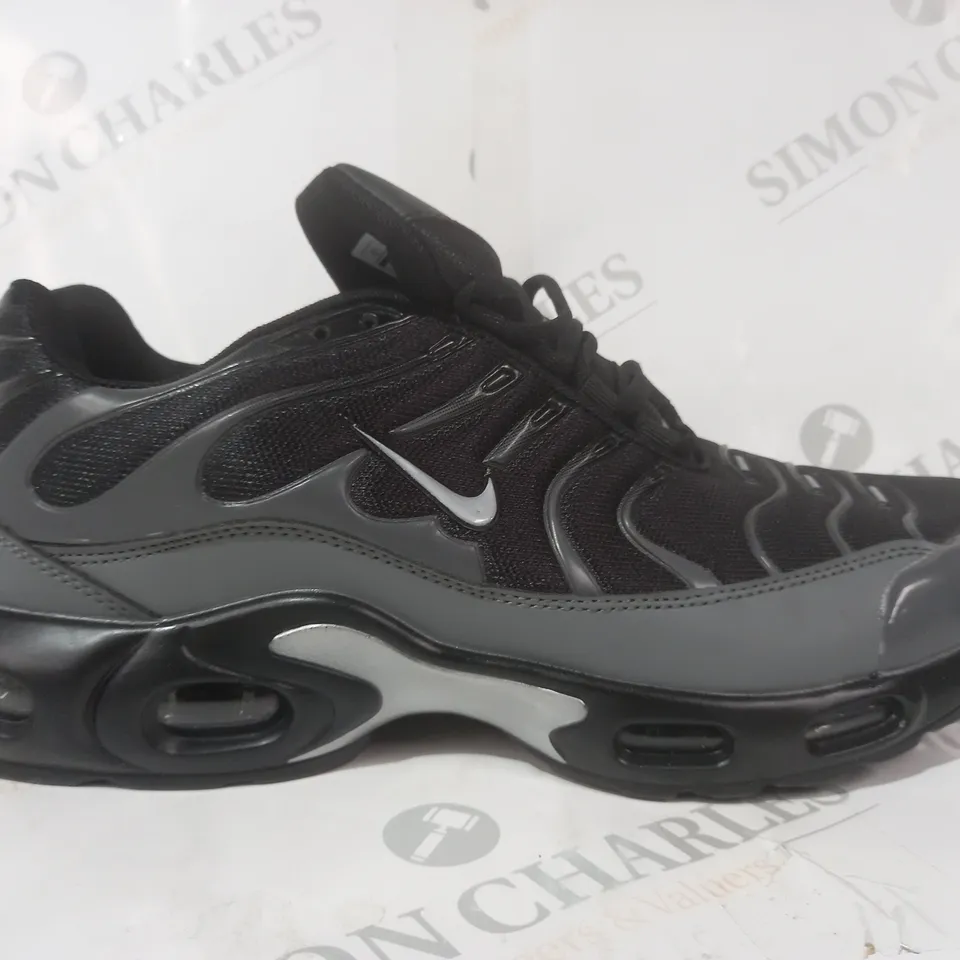 BOXED PAIR OF NIKE AIR SHOES IN BLACK/GREY UK SIZE 8.5