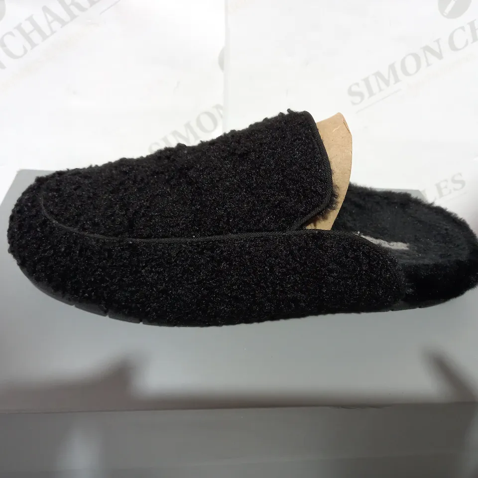 BOXED PAIR OF VIONIC BLACK BORG SLIPPERS  - SIZE 6