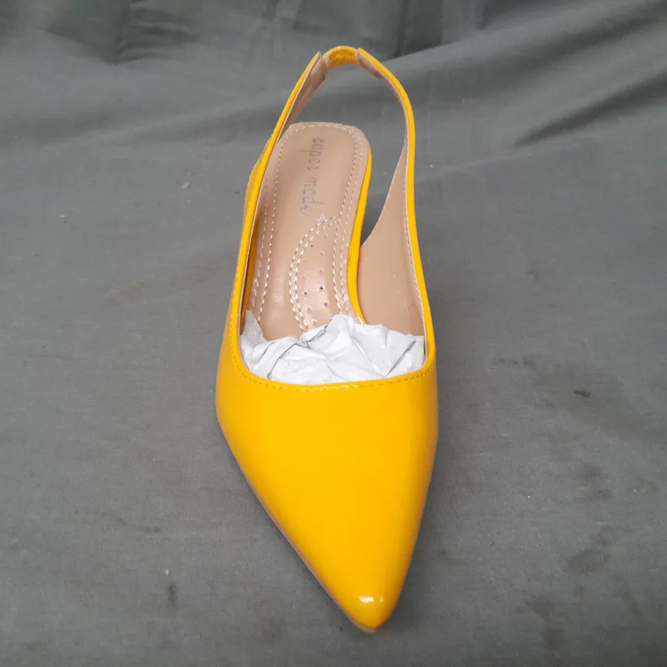 BOXED PAIR OF POINTED TOE HEELED SLINGBACK SANDALS IN YELLOW EU SIZE 36