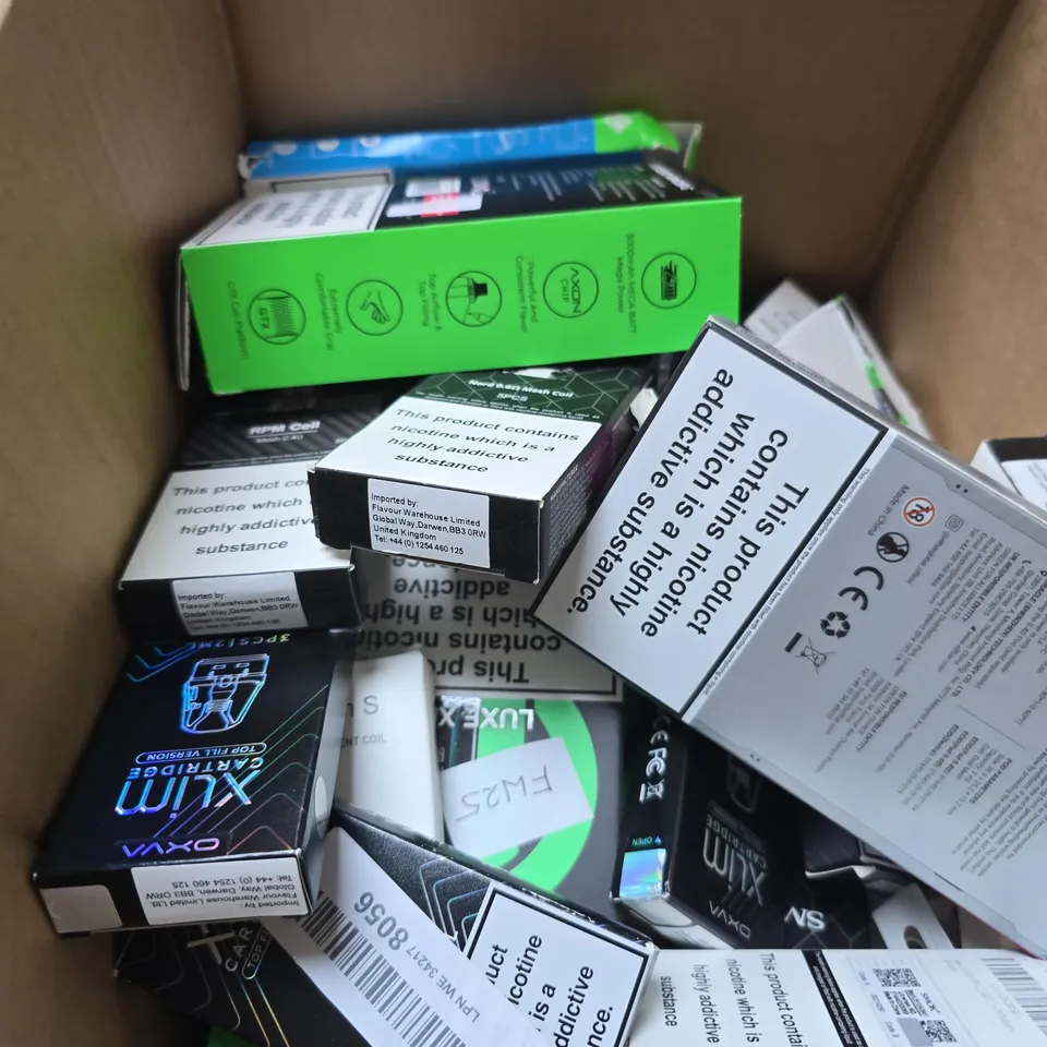 APPROXIMATELY 30 ASSORTED E-CIG PRODUCTS AND ACCESSORIES TO INCLUDE SMOK AND GEEK VAPE 