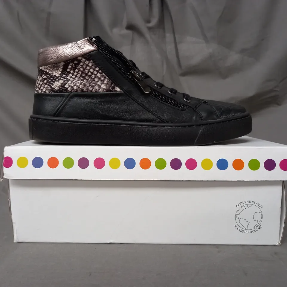 BOXED PAIR OF ADESSO LUNA ZIP TRAINERS IN BLACK SIZE 6