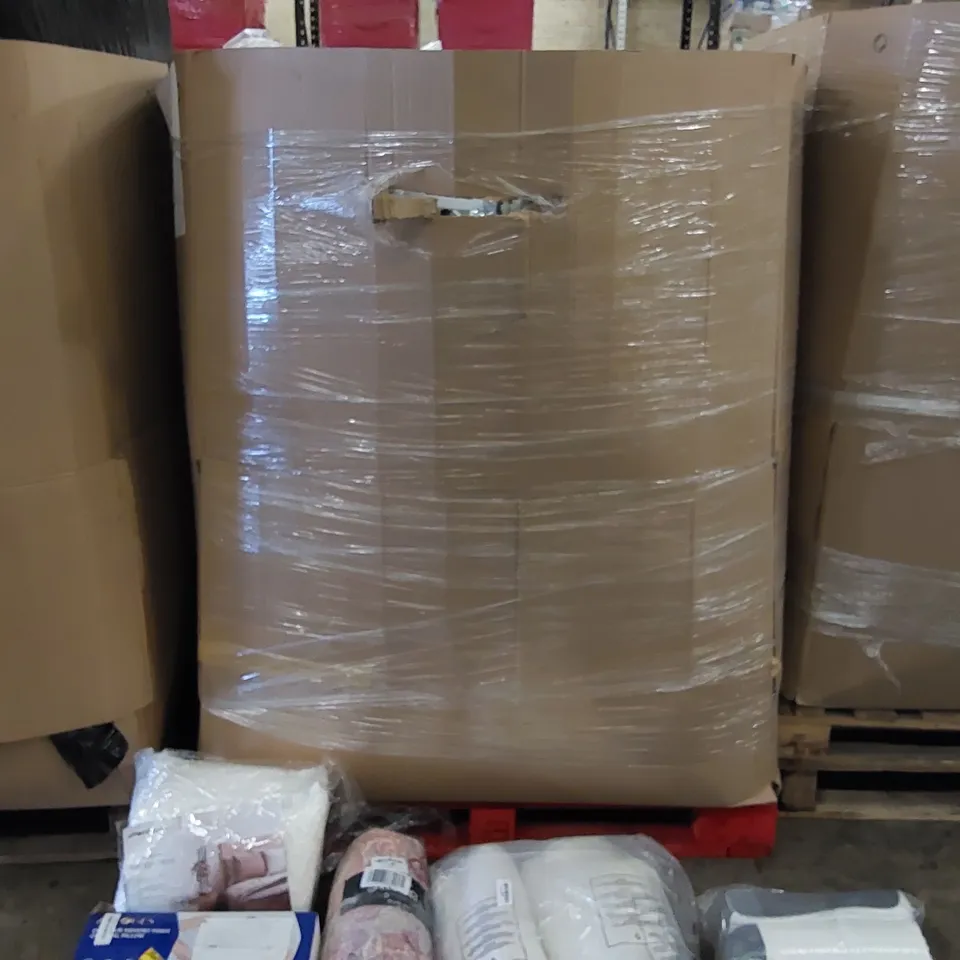 PALLET OF ASSORTED ITEMS INCLUDING: BEDDING AND CUSHIONS 