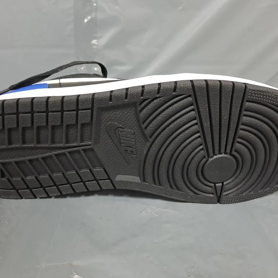 PAIR OF NIKE AIR JORDAN TRAINERS IN BLACK/NAVY - UK 10.5