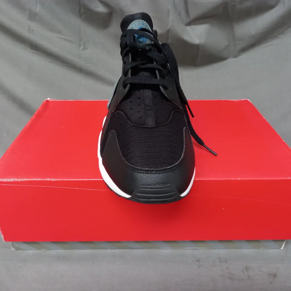 BOXED PAIR OF NIKE AIR HUARACHE SHOES IN BLACK UK SIZE 11