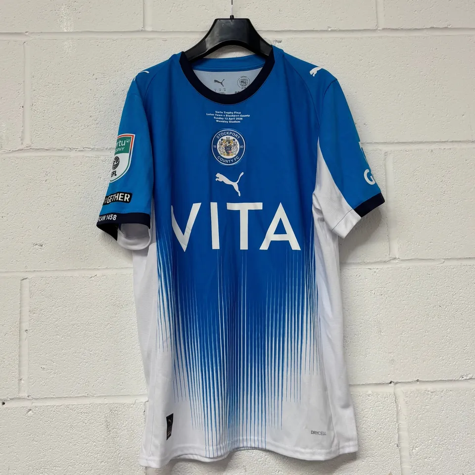 STOCKPORT COUNTY F.C VERTU TROPHY FINALS MATCH WORN HOME SHIRT IN BLUE/WHITE - EU M / ODIN BAILEY #27