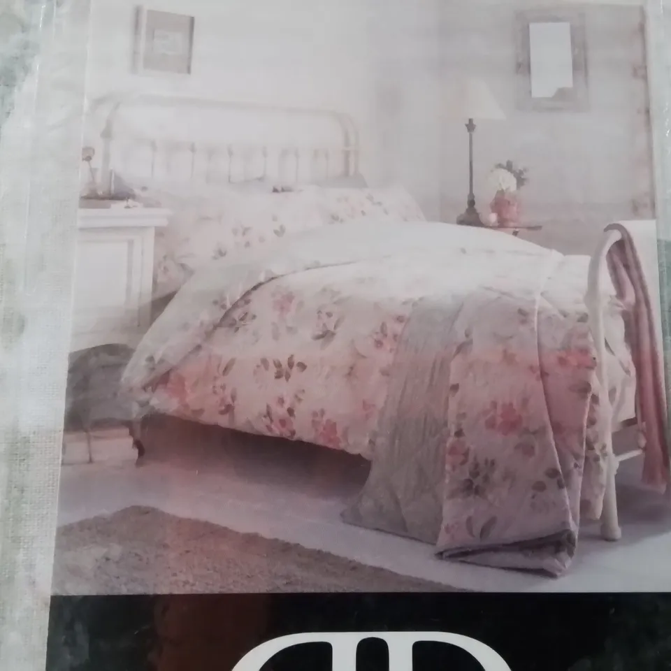 BRAND NEW DREAMS & DRAPES SUPER KING DUVET COVER SET WITH FLORAL DESIGN 