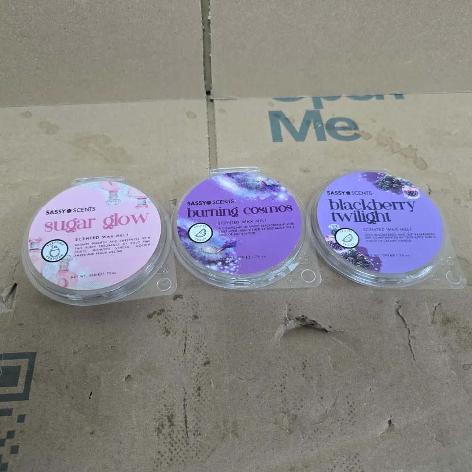 BOX OF APPROXIMATELY 30 ASSORTED SASSY SCENTS WAX MELTS TO INCLUDE BURNING COSMOS, SUGAR GLOW, BLACKBERRY TWILIGHT ETC